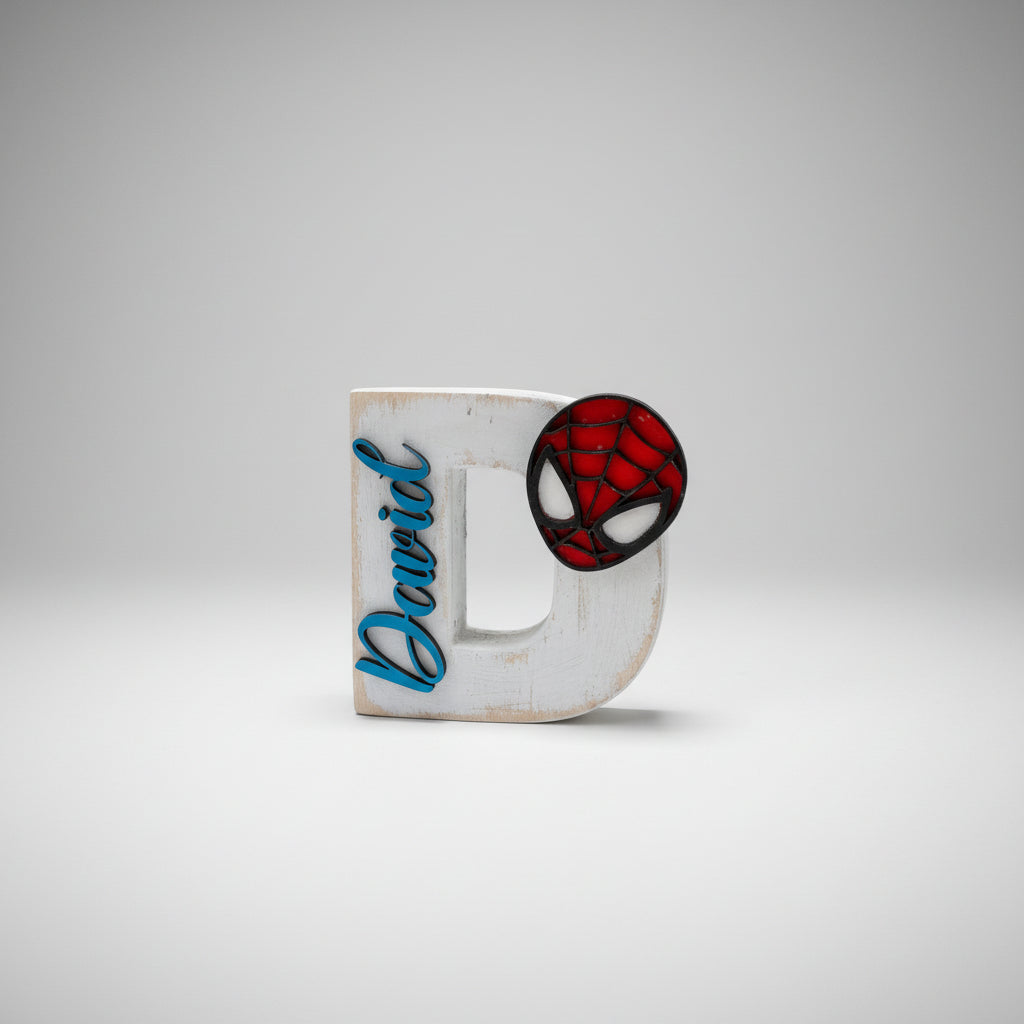 Inicial Decorativa Personalizada con Nombre y Superhéroe