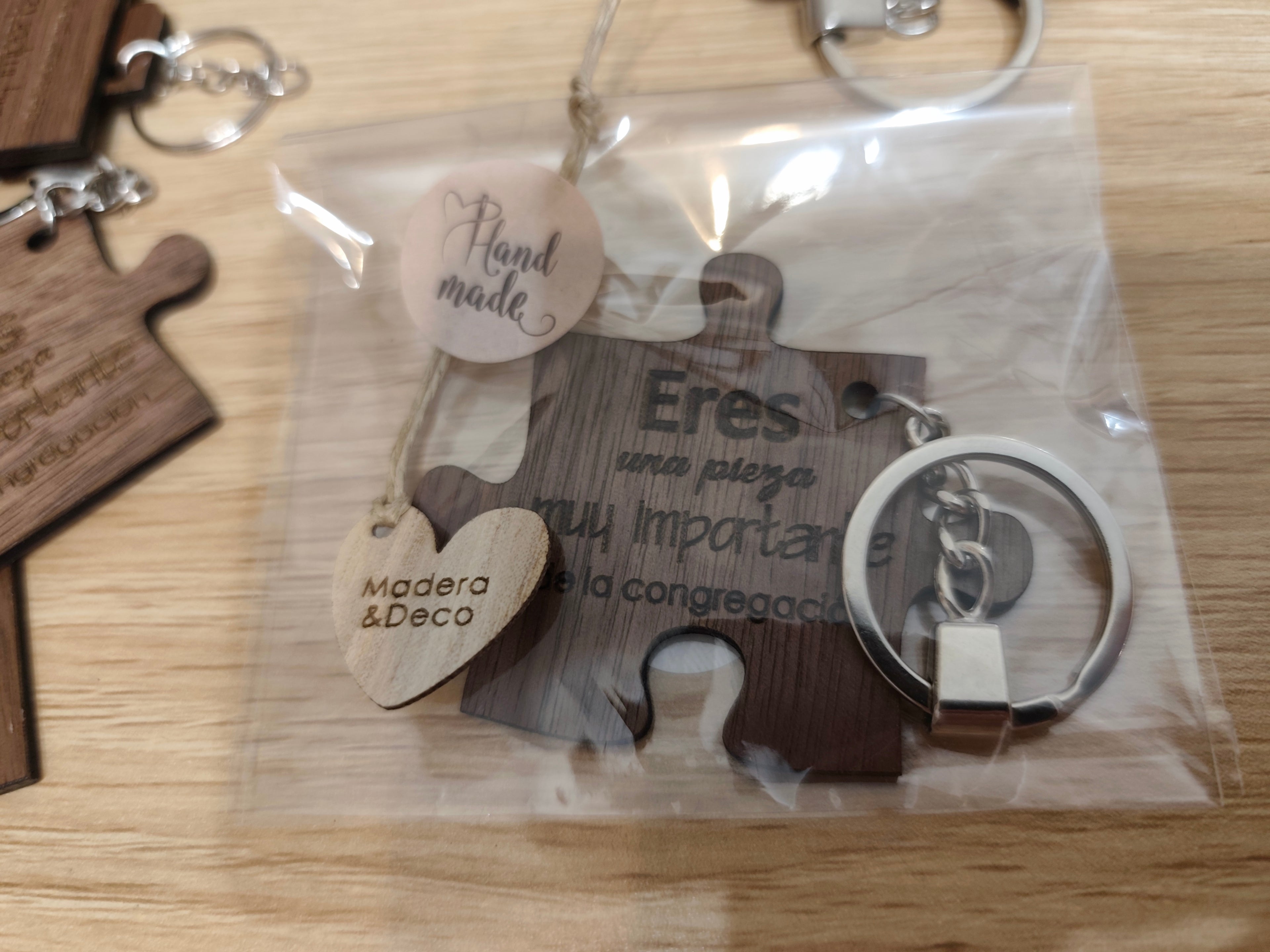 Llavero pieza puzzle en Madera Nogal