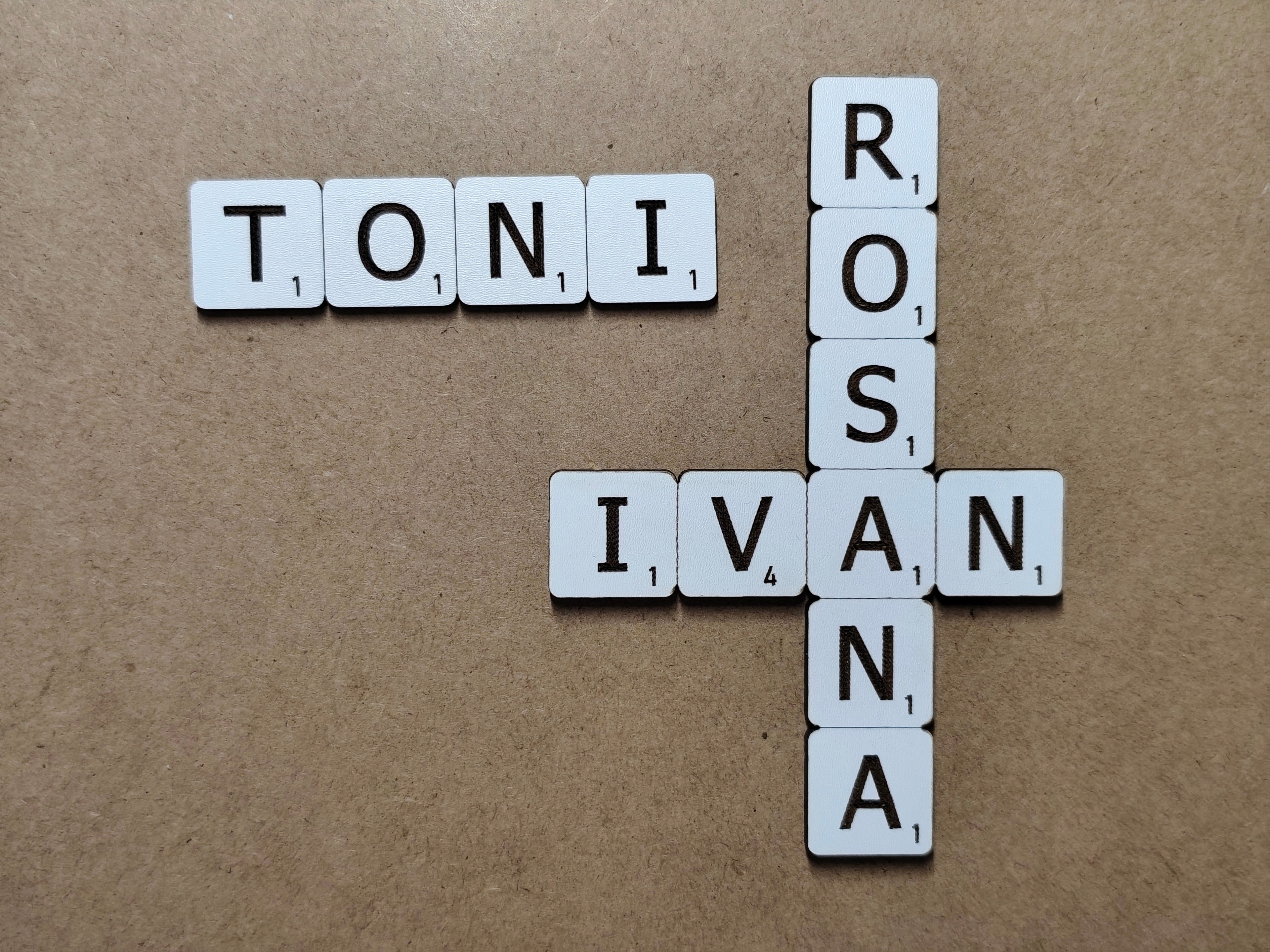 Imán con Nombre Tipo Scrabble