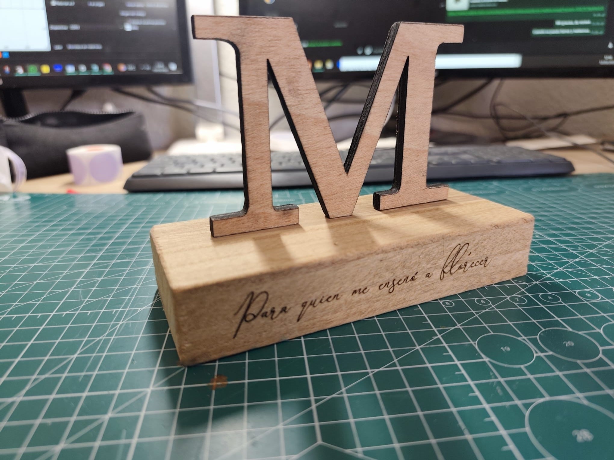 Inicial Personalizada en madera natural para decorar
