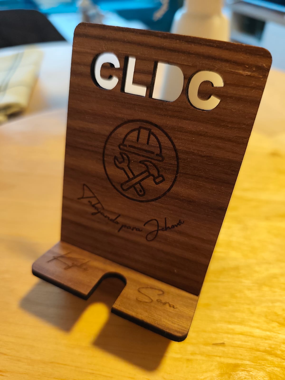 Porta Móviles en Madera Nogal Personalizado