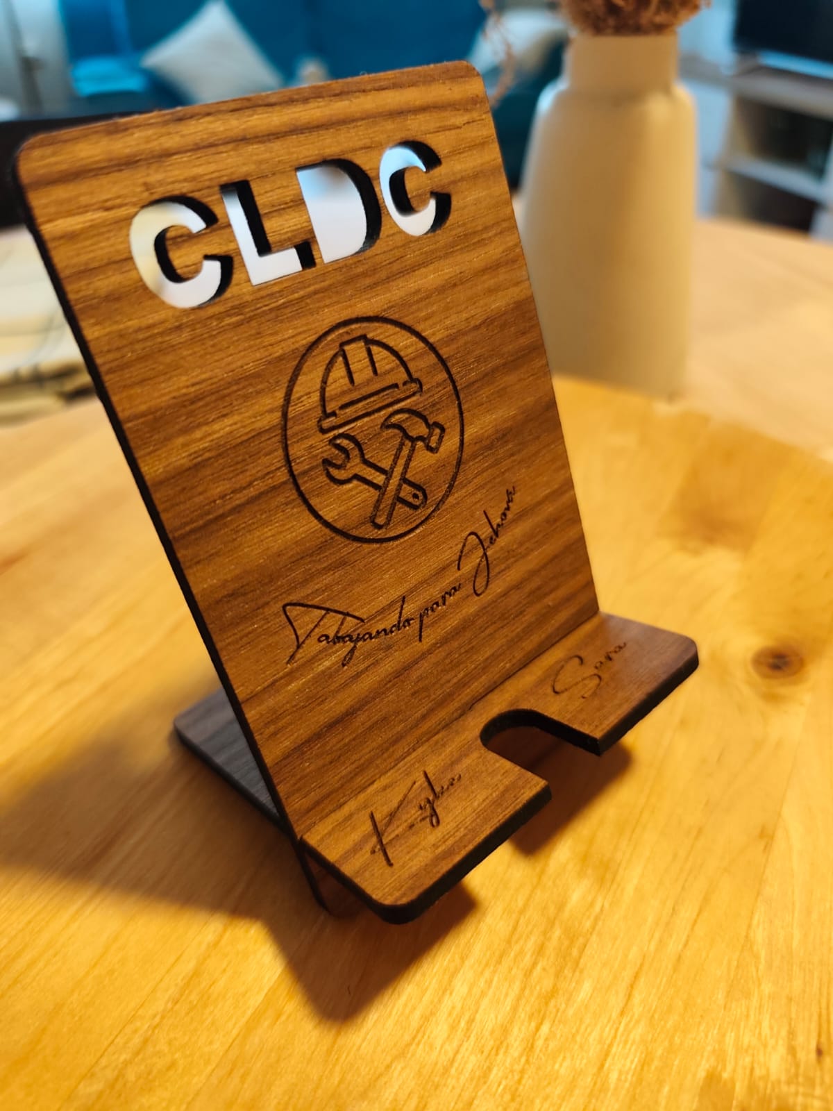 Porta Móviles en Madera Nogal Personalizado