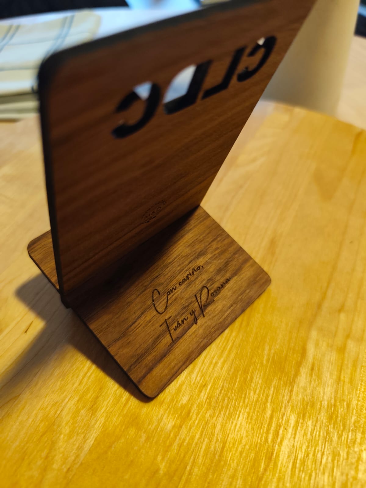 Porta Móviles en Madera Nogal Personalizado