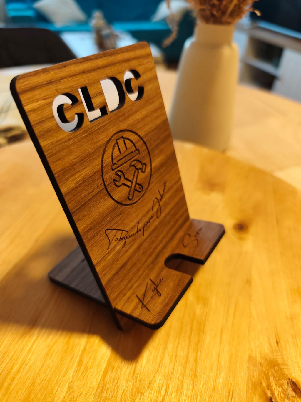Porta Móviles en Madera Nogal Personalizado